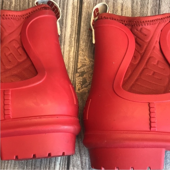Uggs Droplet Chevonne Ribbon Red Women's Ankle Rain Boots.
Size 6 - Picture 7 of 9